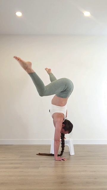 Работа в Стойке на руках | ЙогаБанда