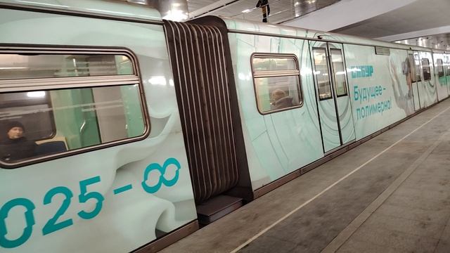 тематический электропоезд 81-740 Русич Сибур. отправляется со станции Мякинино