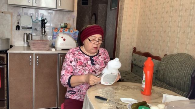 Занимаюсь домашними делами. Нарезала бирки, из мусора .