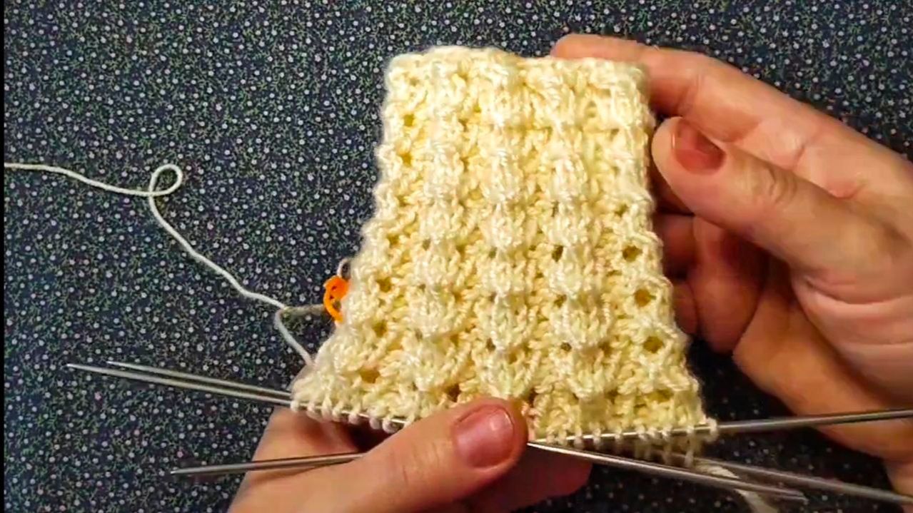 Один ряд узор, и красивая резинка на носочках / протой узор спицами. Один ряд узор, и красивая резинка на носочках / протой узор спицами.