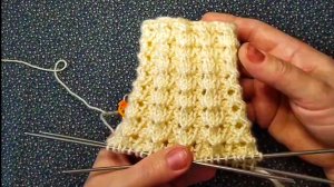 Один ряд узор, и красивая резинка на носочках / протой узор спицами.