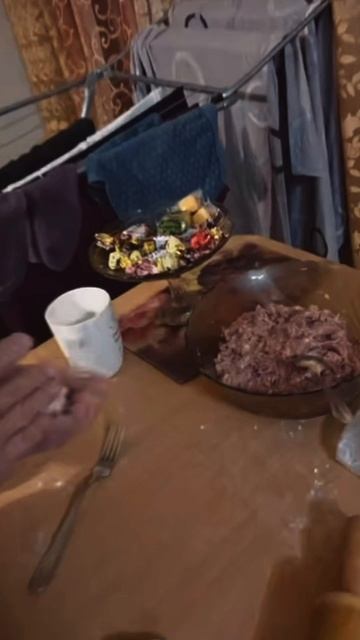 СЛЮНИ БЕГУТ! ВАЛЮША СТРЯПАЕТ ДЛЯ МОНГОЛА! ЧТО ЗА ХОЗЯЮШКА