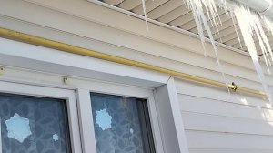 Даже в мороз уже солнышко пригревает и снег начинает таять, вот так и образовались сосульки)