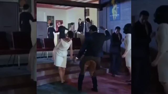 Танцуют все