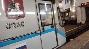 электропоезд 81-740 Русич, отправляется со станции Мякинино