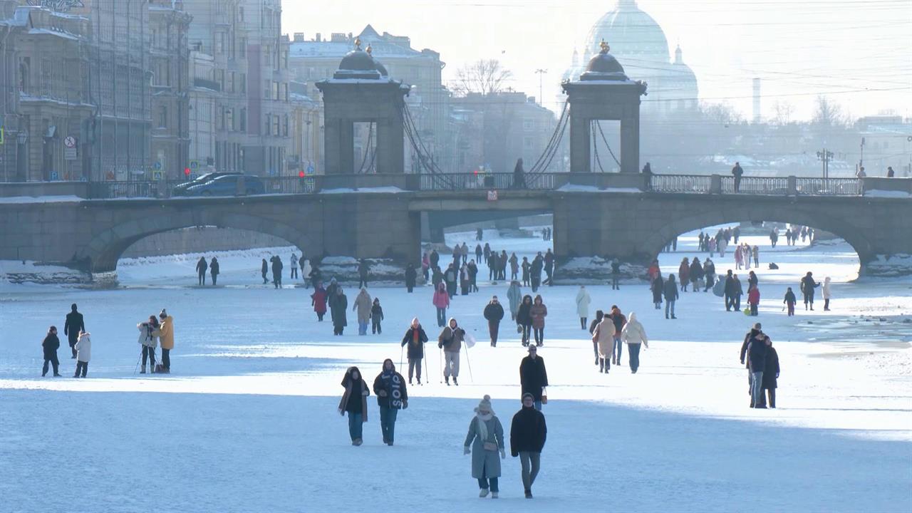 В Петербурге люди массово выходят на лед, вопреки запретам и здравому смыслу. смотреть онлайн
