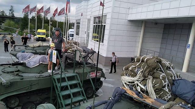 Забегаем по трапу на крышу боевой машины пехоты смотреть онлайн