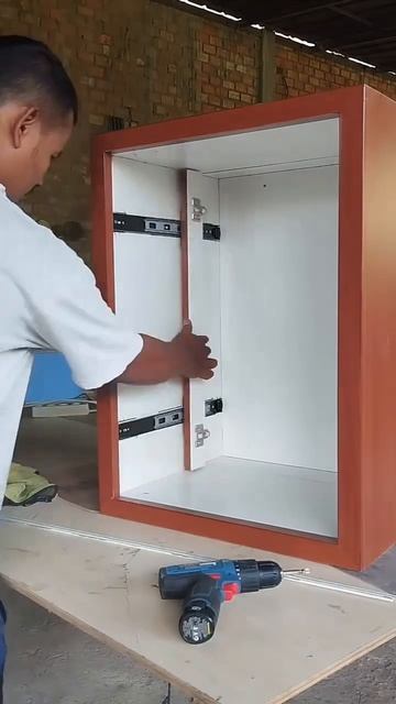 Как сделать убирающуюся дверцу в мебельном гарнитуре