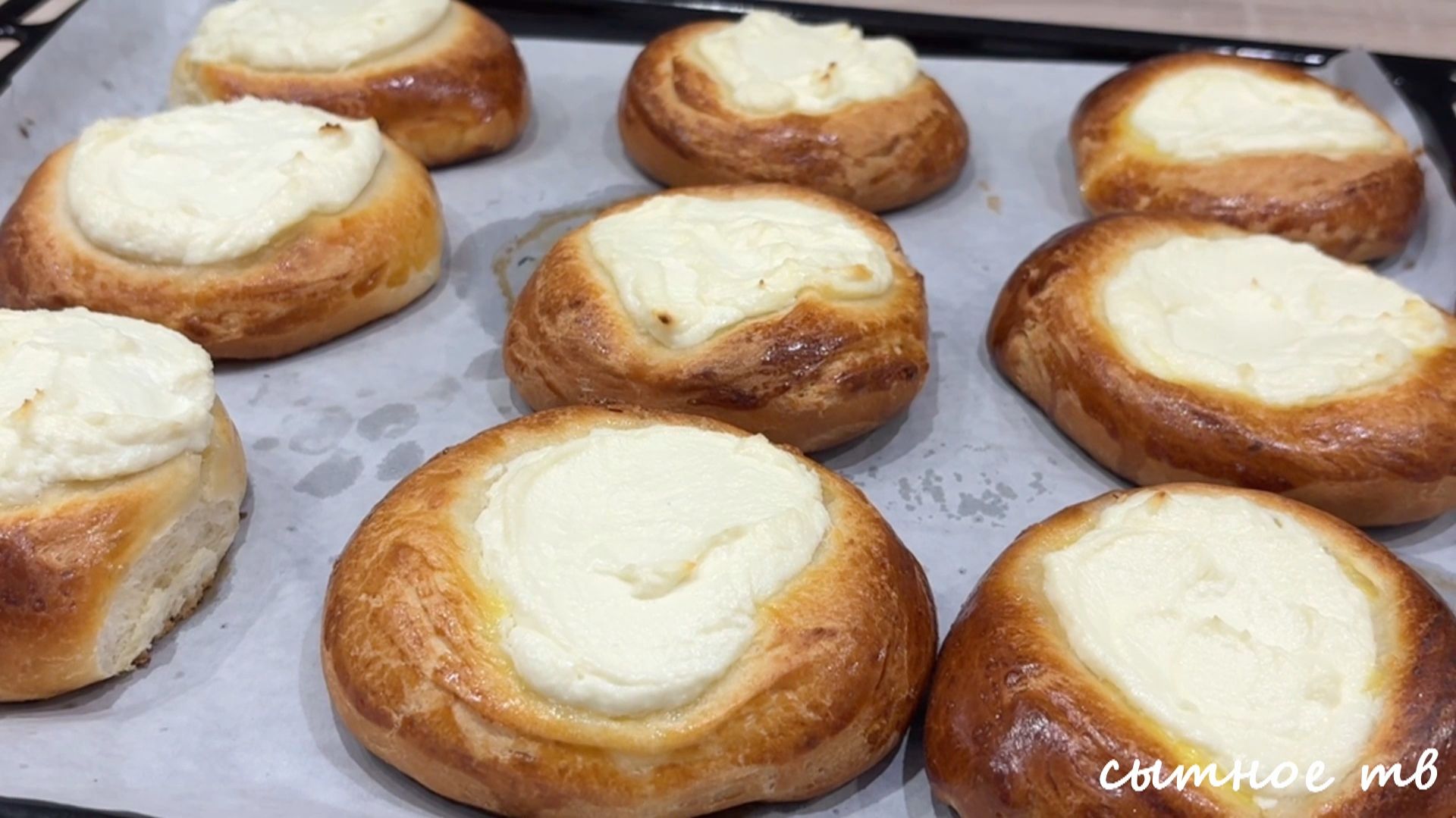 Я их пеку и пеку, а они все едят и едят! Рецепт вкусных ватрушек с творогом смотреть онлайн