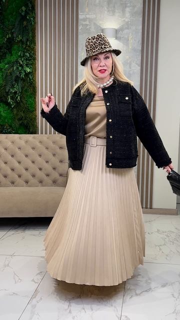 🌼🌼 Фактурный черный жакет в стиле «твид» — это безупречная инвестиция в ваш гардероб. В сочетании…