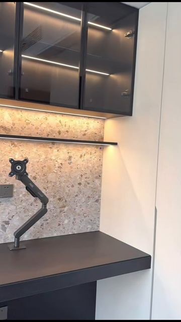 Стол, шкаф, антресоли с тонировым стеклом.