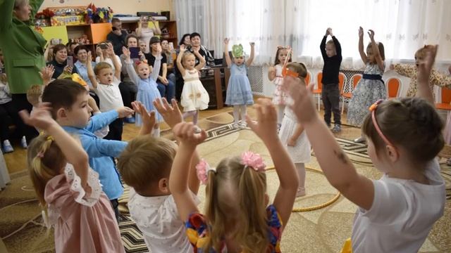 Осенний праздник в средней группе «Проделки Непогодушки и Кашлюнчика»