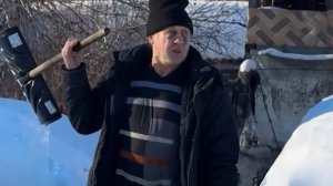 Прячется даже собака: неадекватный житель Кемерова кидается с лопатой на соседей