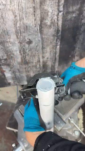 Универсальная аккумуляторная мини-пила Интерскол в действии 😉👍.