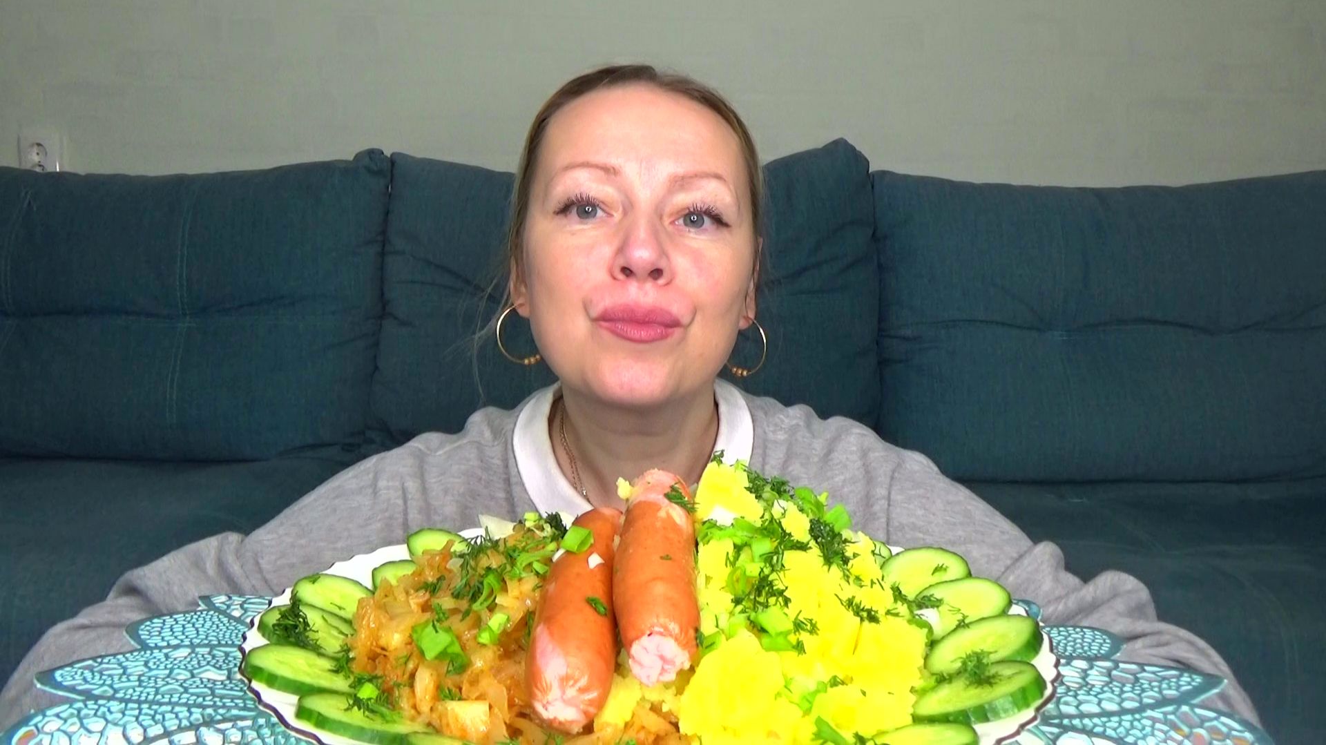 Мукбанг картошка пюре с сосисками и тушеная капуста. Еда вкуснота! смотреть онлайн