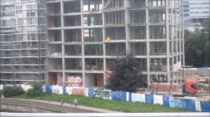 Башенный кран разгружает строй материалы