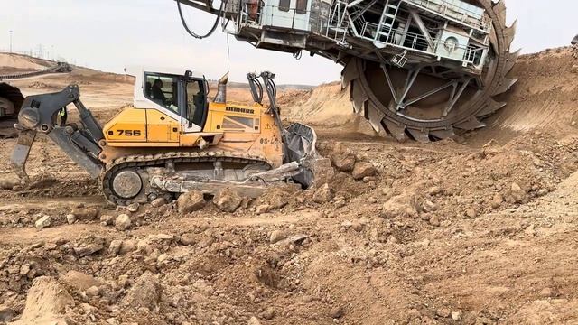 Роторный экскаватор и бульдозер LIEBHERR 756 смотреть онлайн