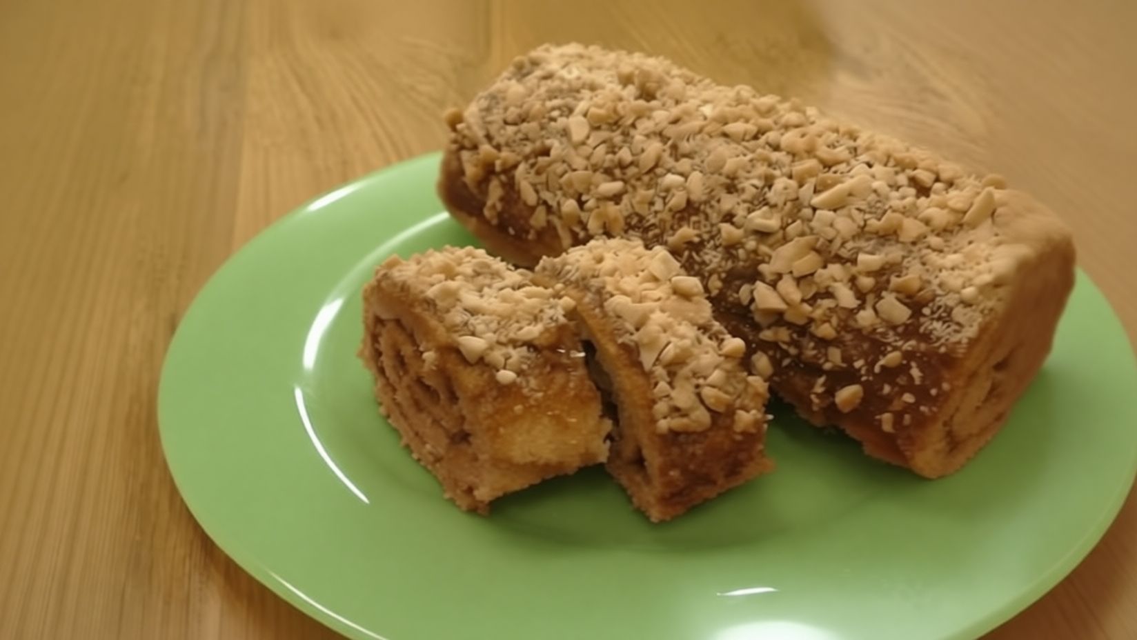 Бисквитный рулет с вареной сгущенкой и орехами. Рецепт пошагово. смотреть онлайн