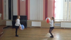 Мячик-по мячу ладошкой бьём, развитее ритма и координации.