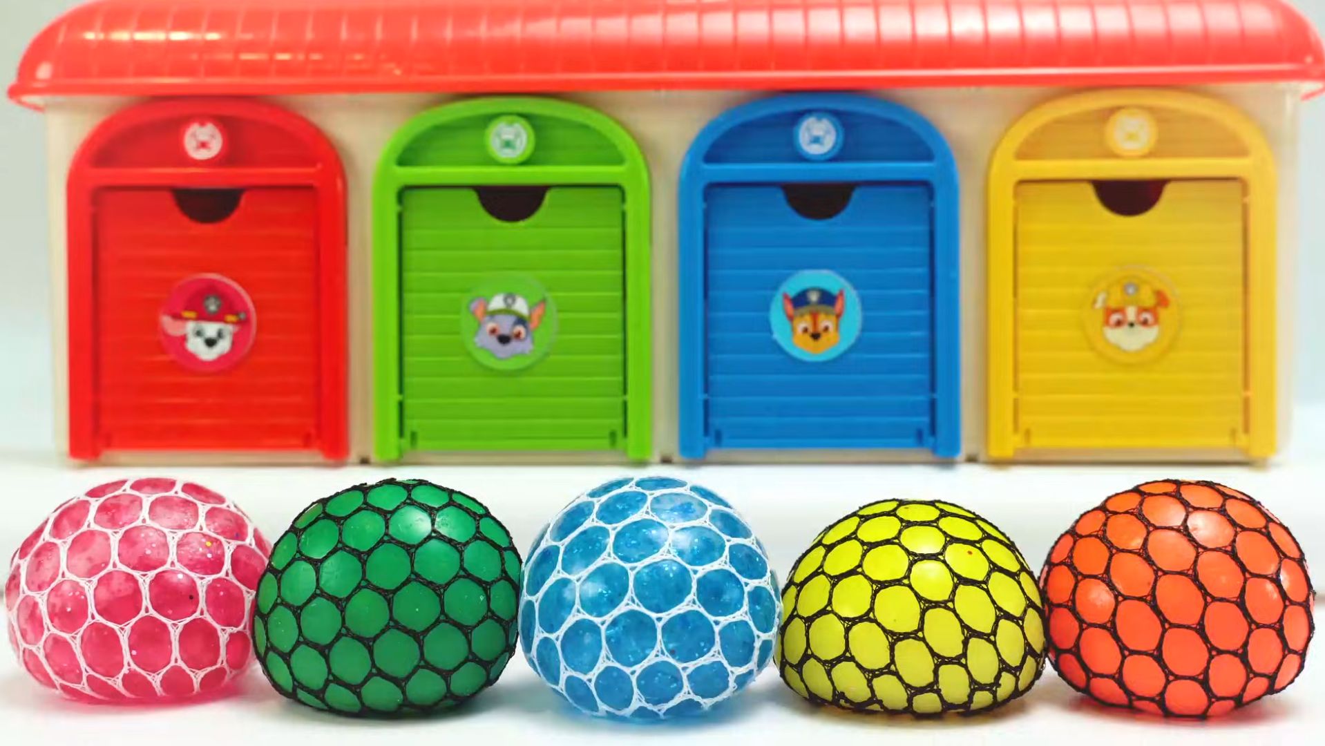 Залипательный гараж — сжимаем пластилиновые шарики | Мультики для детей Залипательный гараж — сжимаем пластилиновые шарики | Мультики для детей