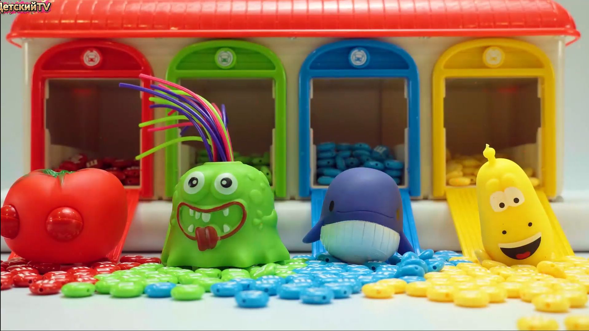 Залипательные шарики из пластилина — трансформация в гараже | Мультики для детей Залипательные шарики из пластилина — трансформация в гараже | Мультики для детей