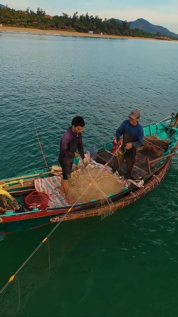 🎣 Вьетнамские рыбаки вытаскивают сети с уловом