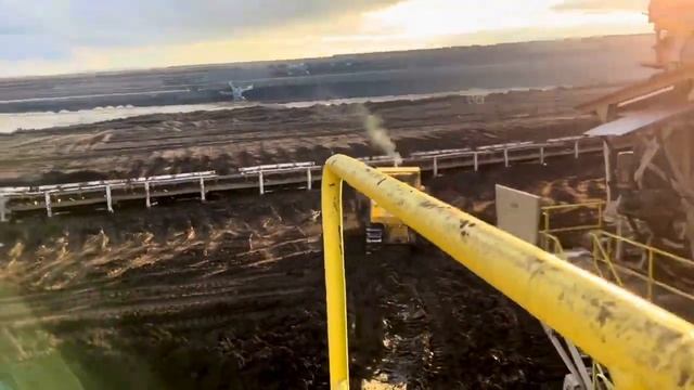 Бульдозер KOMATSU D85 EX и гигантский экскаватор. смотреть онлайн