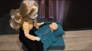 Виолетту попросили понянчить малыша