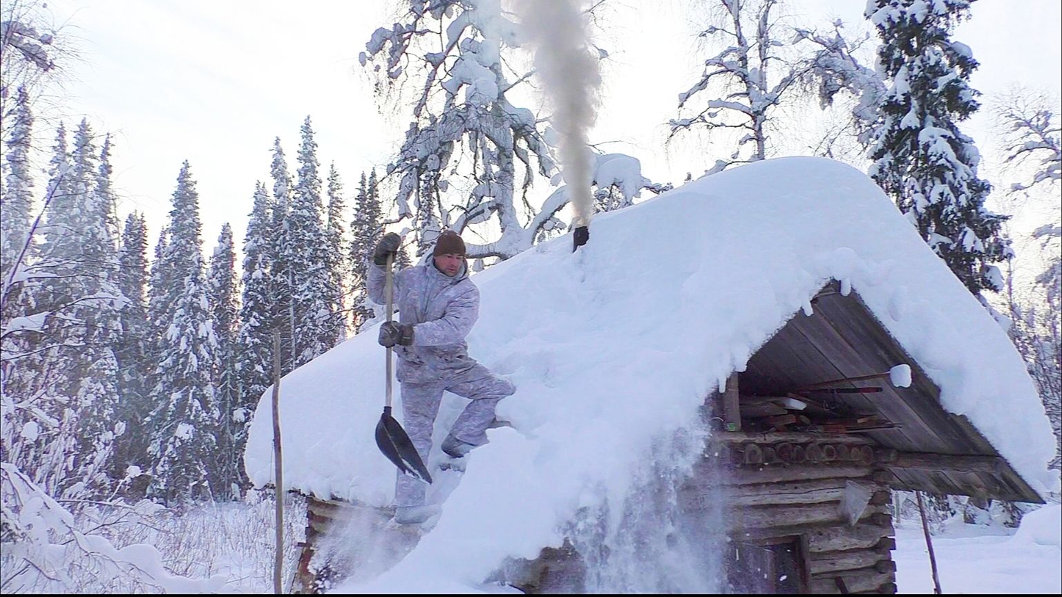ЗАВАЛИЛО ИЗБУ МЕТРОВЫМ СНЕГОМ / В ТАЙГЕ ВСЁ ЖИВОЕ ЗАТАИЛОСЬ / ТЯЖЕЛО ИДЁТ СНЕГОХОД В ЭТО ВРЕМЯ. смотреть онлайн