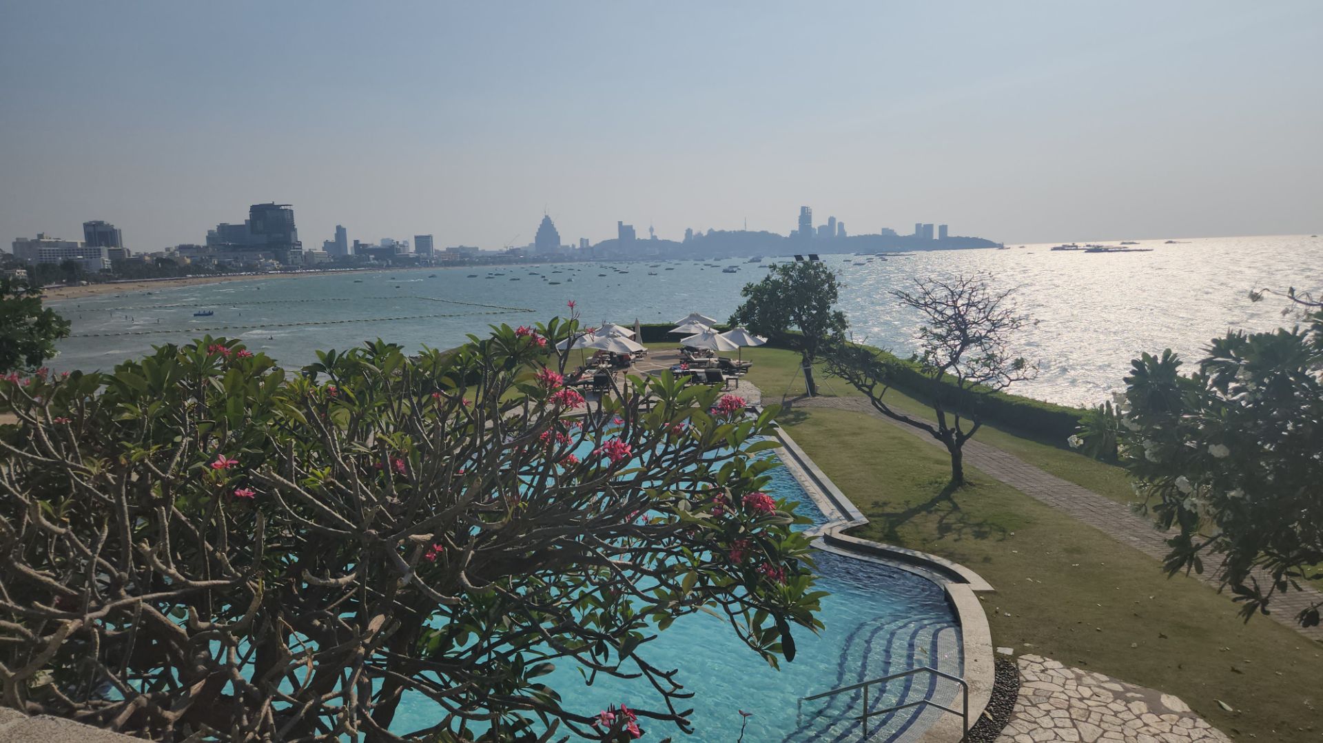 Исследуем территорию отеля Dusit Thani Паттайя 🛌 🏊♂️ 🌴