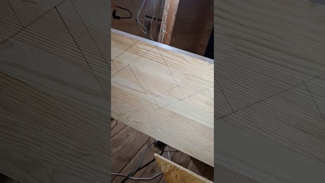 1000047979.mp4 (Собака наблюдает за устройством лестницы на 2 этаж в доме А-фрейм)