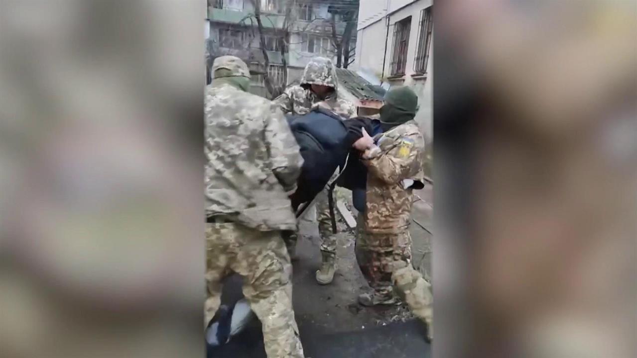 Военкомы на Украине перестали носить нательные камеры, которые фиксируют их действия. смотреть онлайн