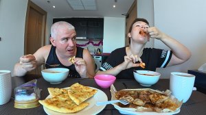 Мукбанг ЗАЖРАЛИСЬ в Таиланде, и Том Ям НЕ ЛЕЗЕТ в рот! Соскучились по ДОМУ) Семейный обед в Паттайе