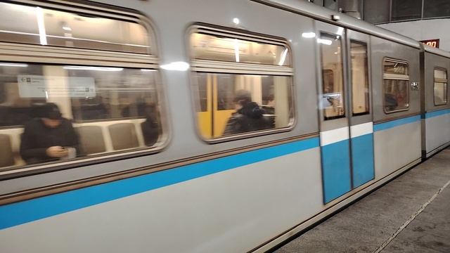 электропоезд 81-740 Русич, отправляется со станции Мякинино