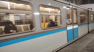 электропоезд 81-740 Русич, отправляется со станции Мякинино