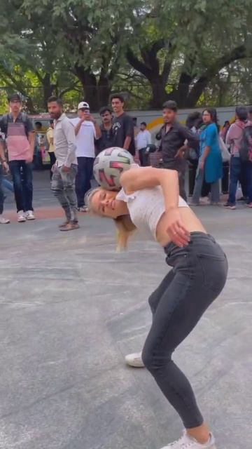 Ух, что она вытворяет