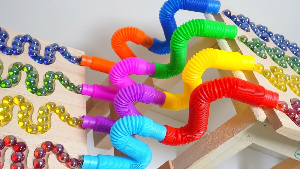 Видо для детей. СКАТЫВАЕМ разноцветные ШАРИКИ по лабиринту. Машинки и шарик