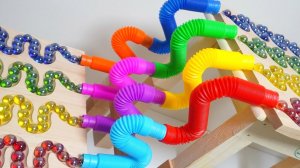 Видео для детей. СКАТЫВАЕМ разноцветные ШАРИКИ по лабиринту. Машинки и шарик