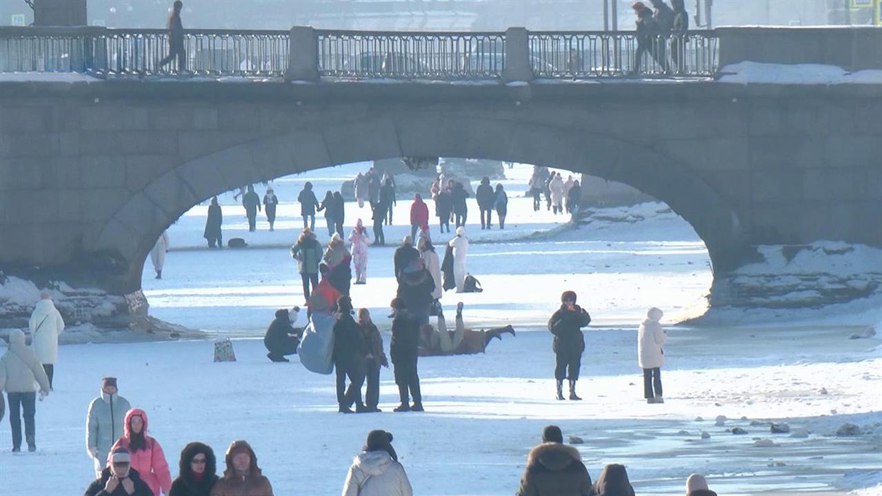 В Петербурге застывшие реки и каналы превратились в точки притяжения для горожан и туристов. смотреть онлайн