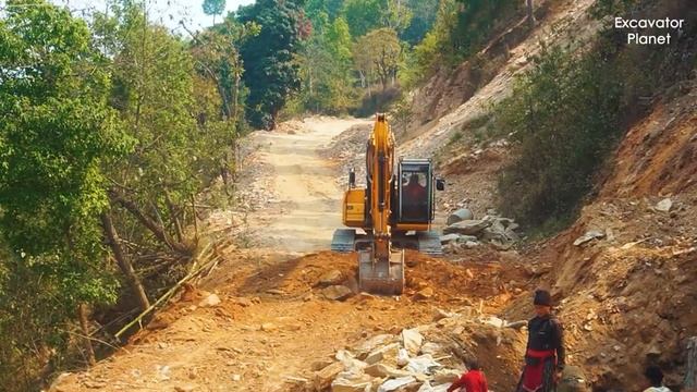 Экскаватор против горной породы | Строительство рискованной крутой горной дороги