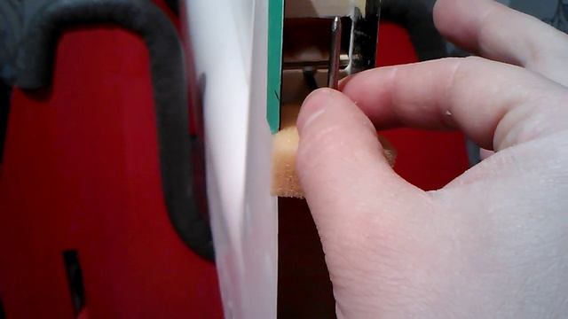 №107- Приклеиваю крючок навески руля поврота.