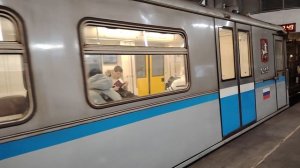 электропоезд 81-740 Русич отправляется со станции Мякинино