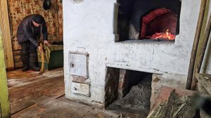 СВЕТ в ДОМЕ. Старые вещи на свалку, первый хлеб в печи и интересная находка в старом доме.. #дом