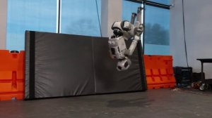 Робот "Atlas" от "Boston Dynamics" теперь может выполнить полное сальто назад с переворотом