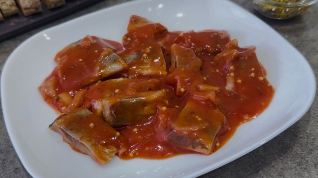 Сельдь маринованная в томатном соусе  Маринуем сельдь в домашних условиях в томатном маринаде