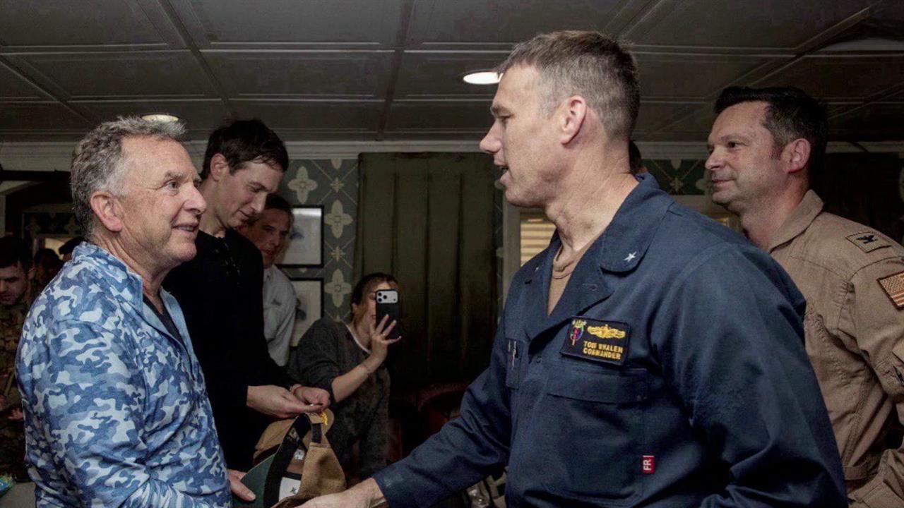 Стивен Уиткофф и Джаред Кушнер пообщались с экипажем авианосца "Авраам Линкольн" в Аравийском море. смотреть онлайн