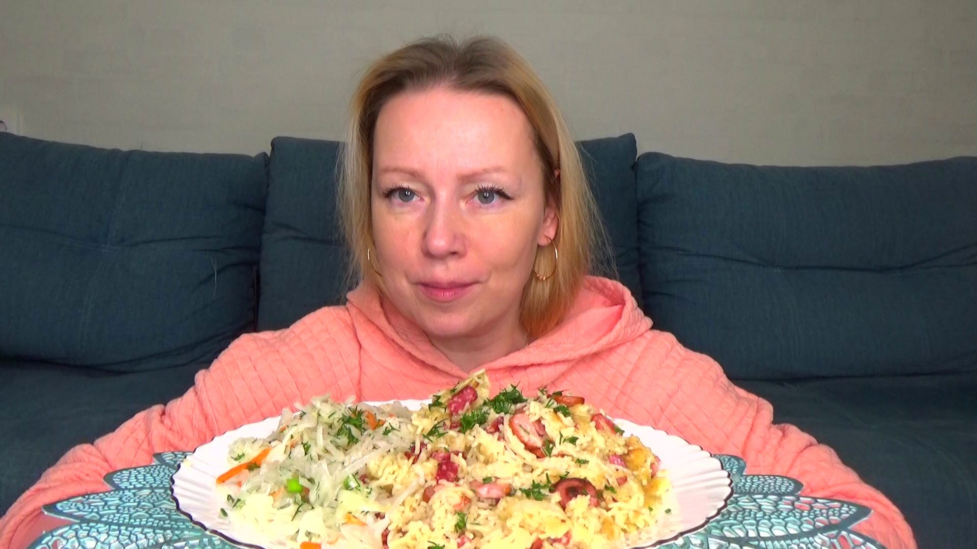 Мукбанг вкусный макароны с колбасой и сосиками, капуста квашенная. Еда вкуснота. смотреть онлайн