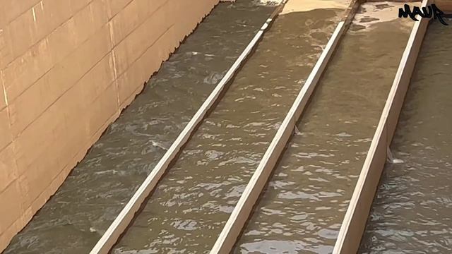 Масштабный сброс воды при открытии затворов плотины