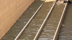 Масштабный сброс воды при открытии затворов плотины