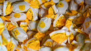 Мужчина маскировал нафталиновые шарики под конфеты и прятал их в детских книгах